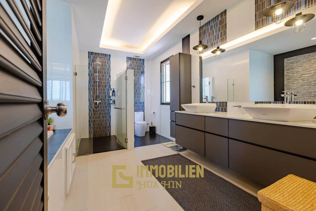 Horizon: Eindrucksvolle 5 Schlafzimmer Pool Villa Nahe des Zentrums von Hua Hin