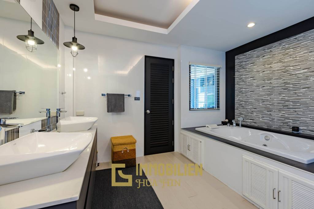 Horizon: Eindrucksvolle 5 Schlafzimmer Pool Villa Nahe des Zentrums von Hua Hin