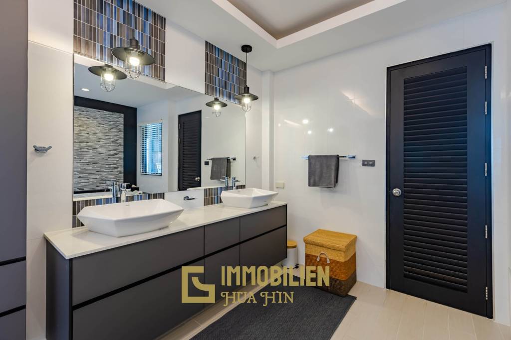 Horizon: Eindrucksvolle 5 Schlafzimmer Pool Villa Nahe des Zentrums von Hua Hin