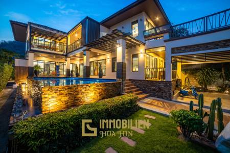 Horizon: Eindrucksvolle 5 Schlafzimmer Pool Villa Nahe des Zentrums von Hua Hin