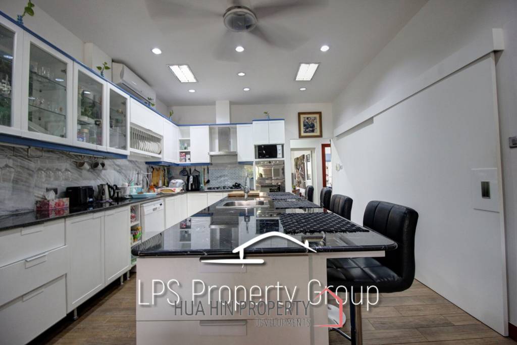 Great Condition 4 Bedroom Pool Villa Close to town
