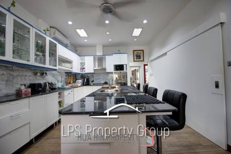 Great Condition 4 Bedroom Pool Villa Close to town