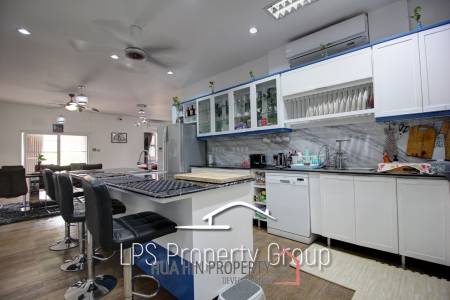 Great Condition 4 Bedroom Pool Villa Close to town