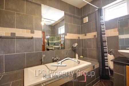 Great Condition 4 Bedroom Pool Villa Close to town