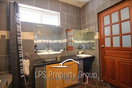 Great Condition 4 Bedroom Pool Villa Close to town