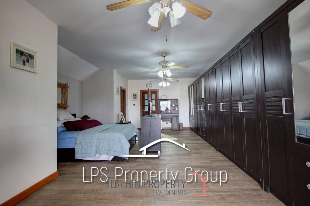 Great Condition 4 Bedroom Pool Villa Close to town