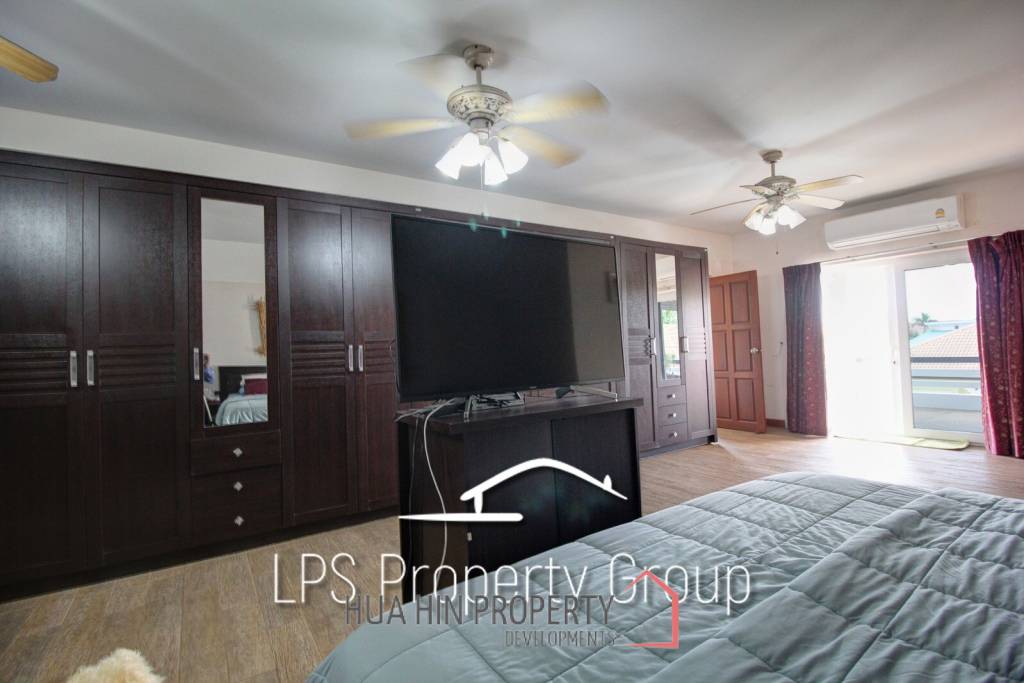 Great Condition 4 Bedroom Pool Villa Close to town