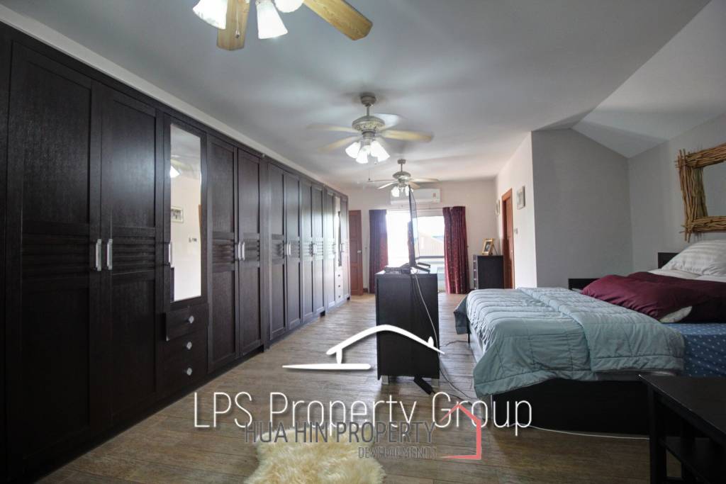 Great Condition 4 Bedroom Pool Villa Close to town