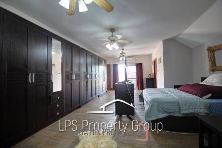 Great Condition 4 Bedroom Pool Villa Close to town