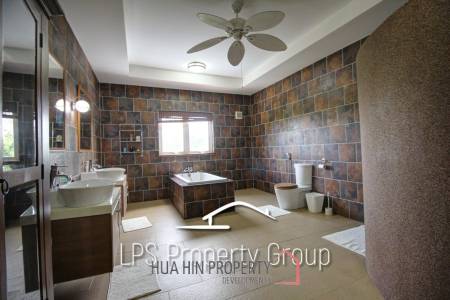 Great Condition 4 Bedroom Pool Villa Close to town