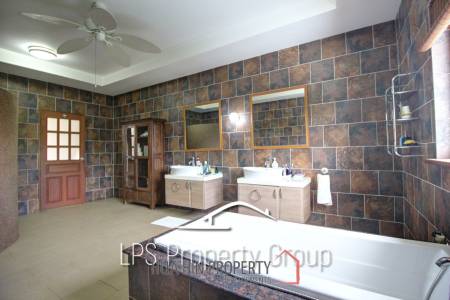 Great Condition 4 Bedroom Pool Villa Close to town