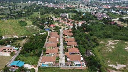 Great Condition 4 Bedroom Pool Villa Close to town