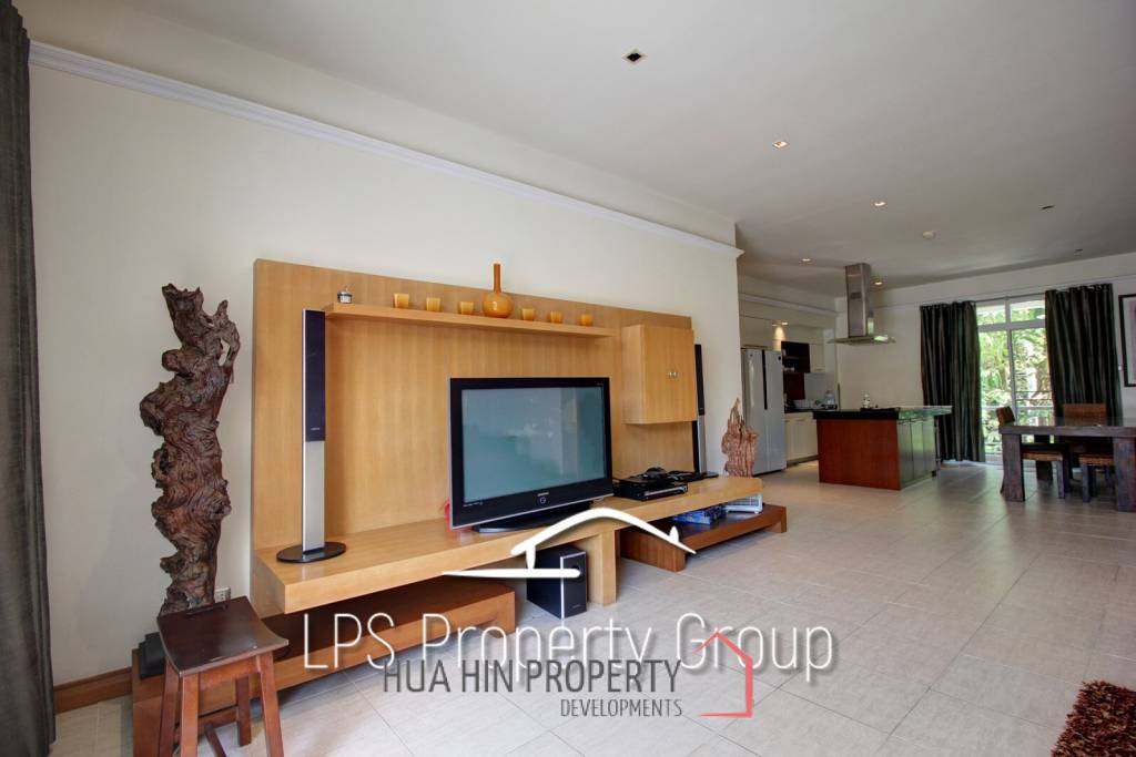 Large 2 Bed Luxury Condo with hotel facilities