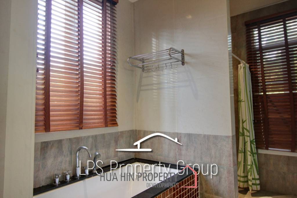 Large 2 Bed Luxury Condo with hotel facilities