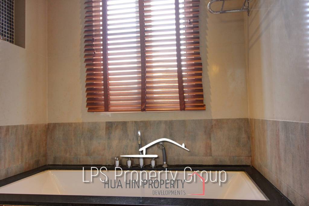 Large 2 Bed Luxury Condo with hotel facilities