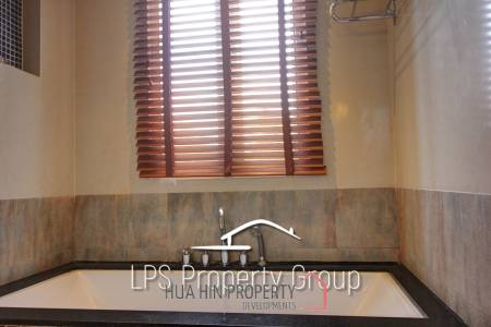 Large 2 Bed Luxury Condo with hotel facilities