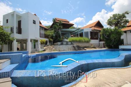 Unique 4 Bed Luxury Villa close to town (Sea Views)
