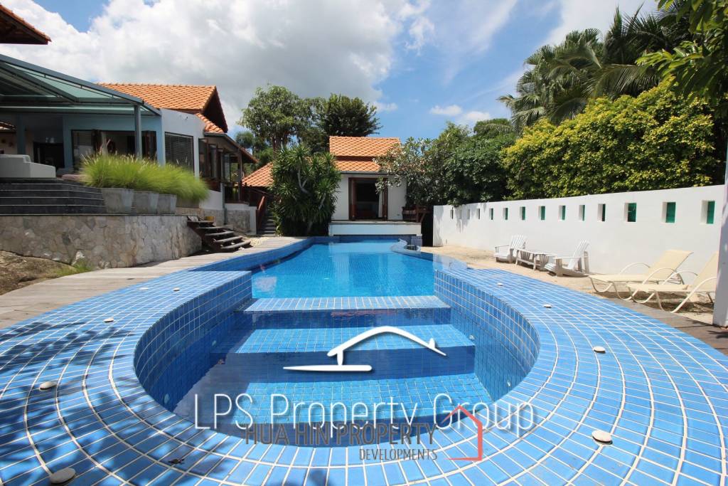 Unique 4 Bed Luxury Villa close to town (Sea Views)