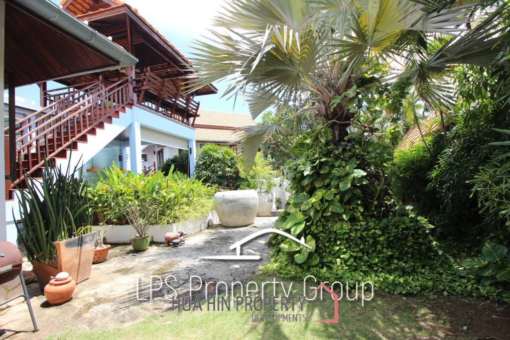 Unique 4 Bed Luxury Villa close to town (Sea Views)