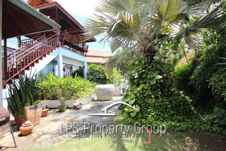 Unique 4 Bed Luxury Villa close to town (Sea Views)