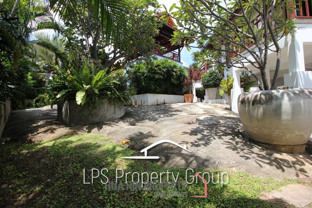 Unique 4 Bed Luxury Villa close to town (Sea Views)