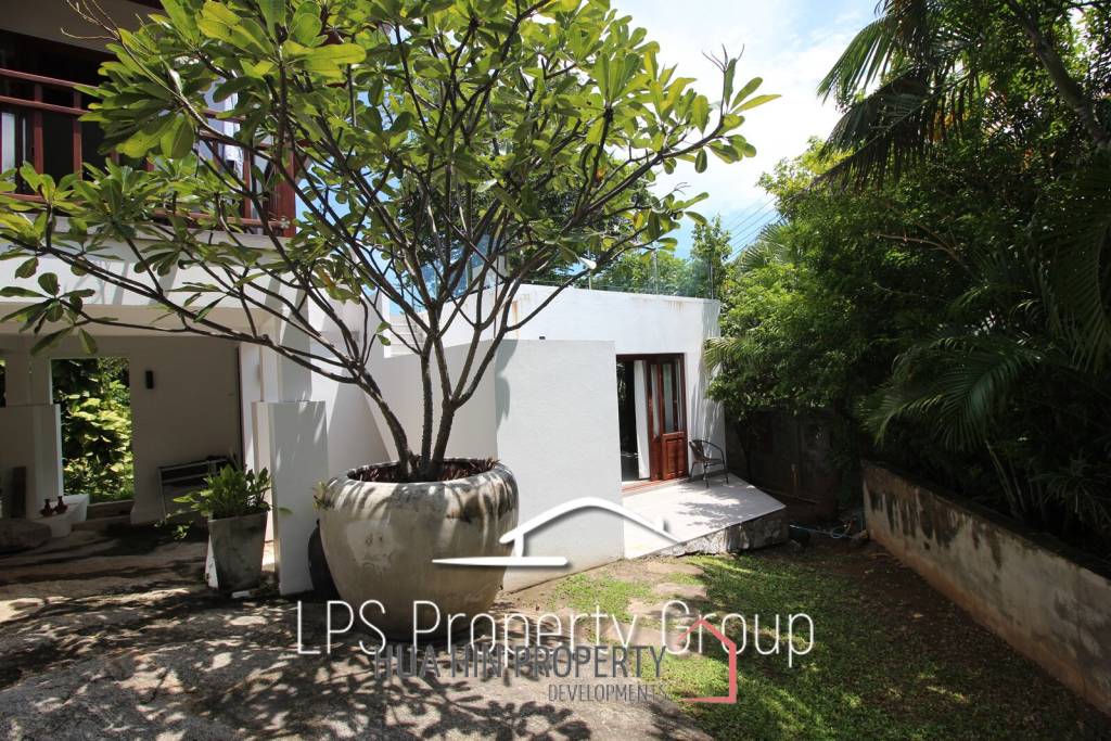 Unique 4 Bed Luxury Villa close to town (Sea Views)