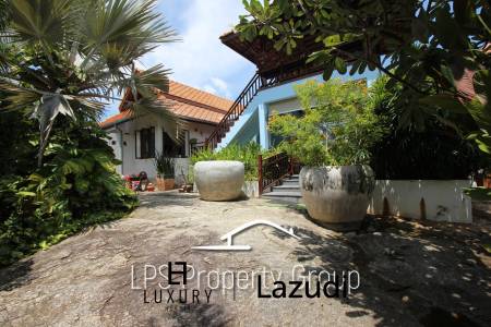 Unique 4 Bed Luxury Villa close to town (Sea Views)