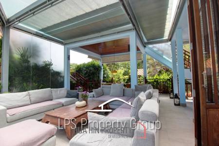Unique 4 Bed Luxury Villa close to town (Sea Views)