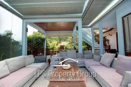 Unique 4 Bed Luxury Villa close to town (Sea Views)