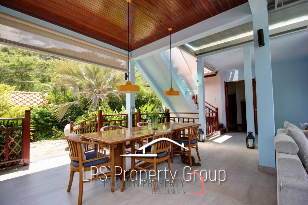 Unique 4 Bed Luxury Villa close to town (Sea Views)