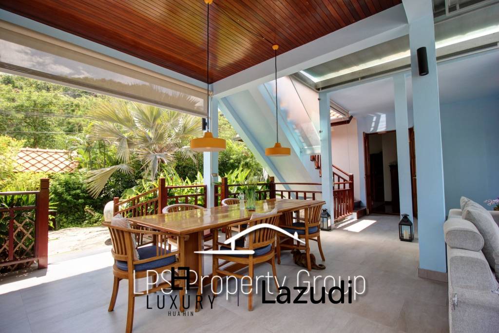 Unique 4 Bed Luxury Villa close to town (Sea Views)