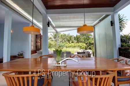 Unique 4 Bed Luxury Villa close to town (Sea Views)