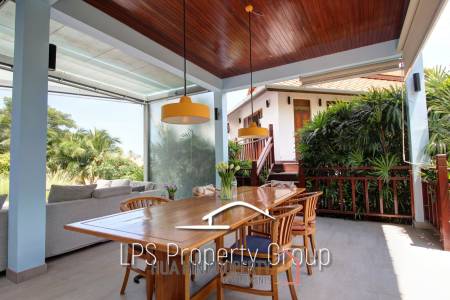 Unique 4 Bed Luxury Villa close to town (Sea Views)