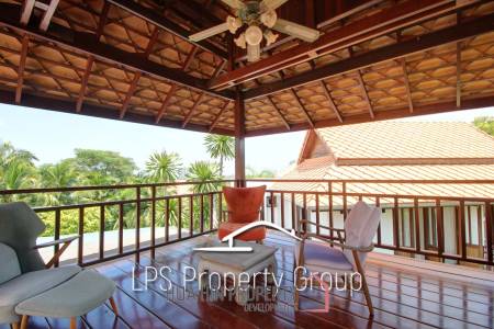 Unique 4 Bed Luxury Villa close to town (Sea Views)