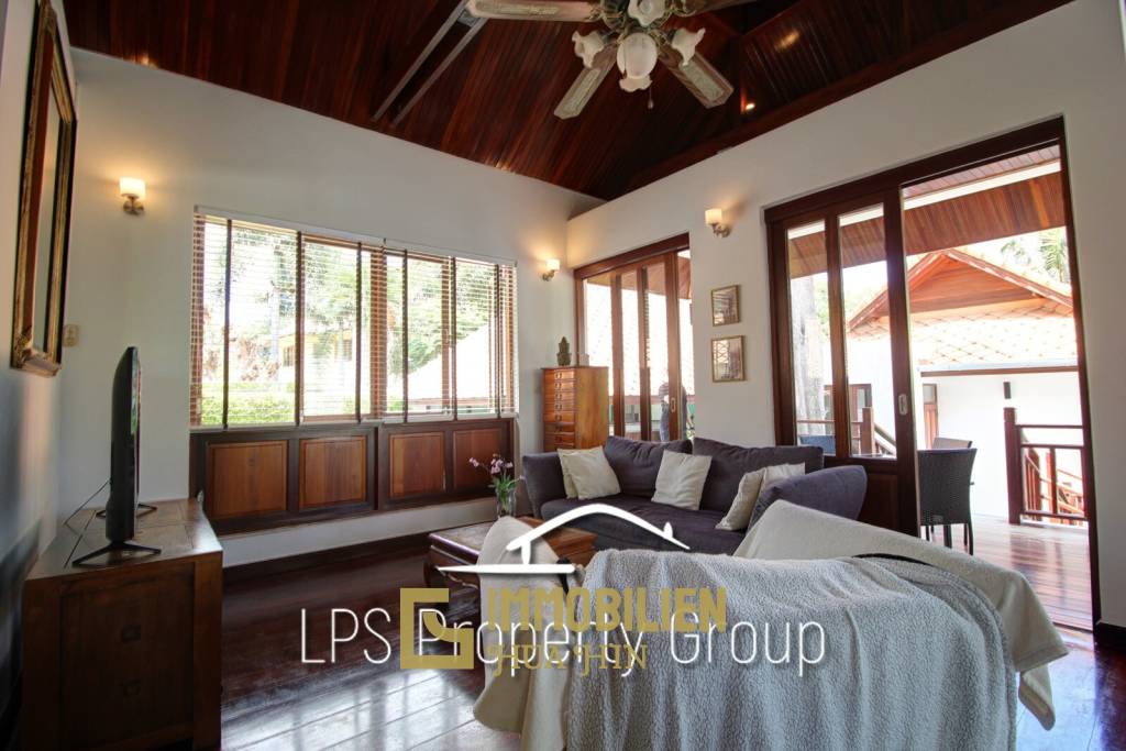 White Lotus 1: Außergewöhnlich und hochwertige 4 Schlafzimmer Villa in Stadtnähe mit Meerblick