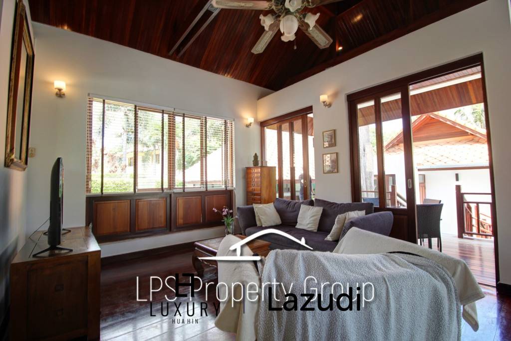 Unique 4 Bed Luxury Villa close to town (Sea Views)