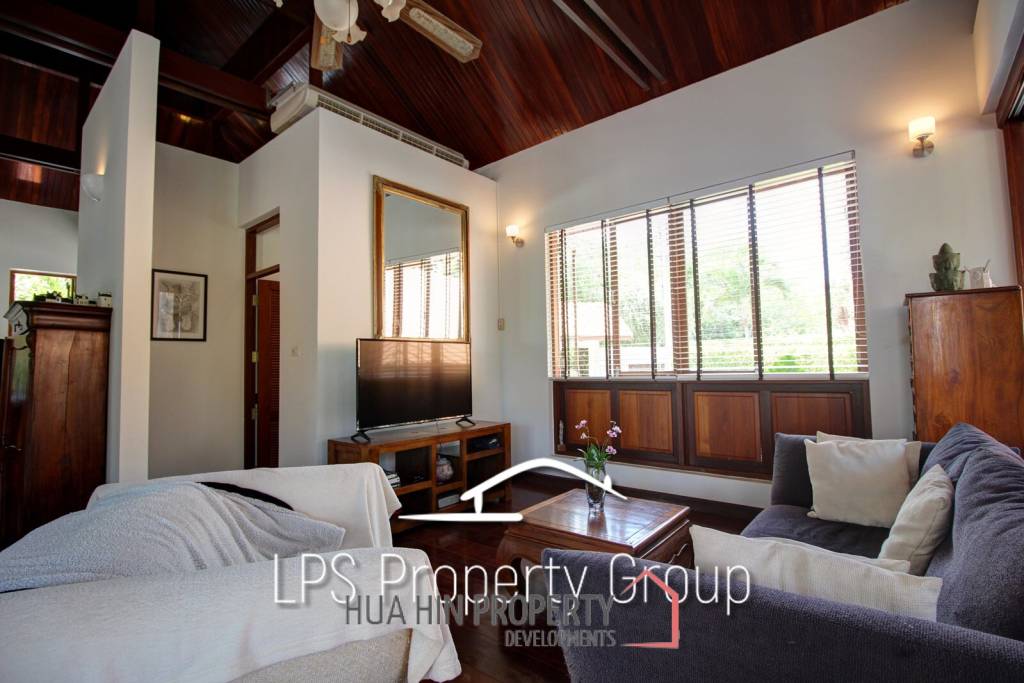 Unique 4 Bed Luxury Villa close to town (Sea Views)