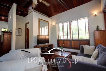 Unique 4 Bed Luxury Villa close to town (Sea Views)