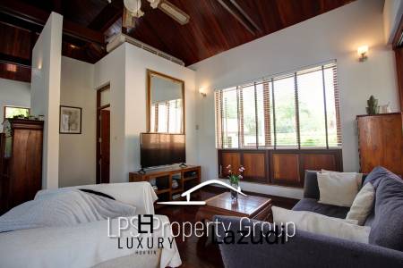 Unique 4 Bed Luxury Villa close to town (Sea Views)