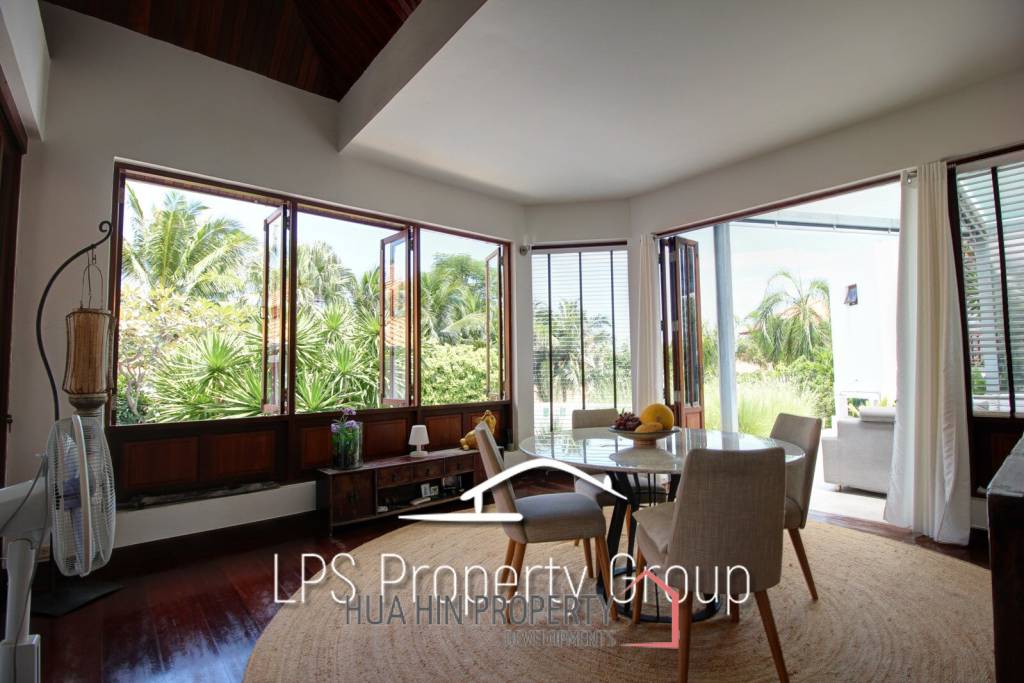 Unique 4 Bed Luxury Villa close to town (Sea Views)