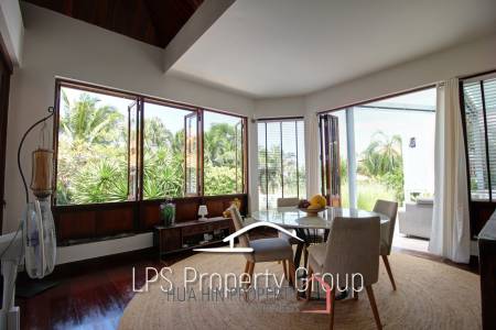 Unique 4 Bed Luxury Villa close to town (Sea Views)