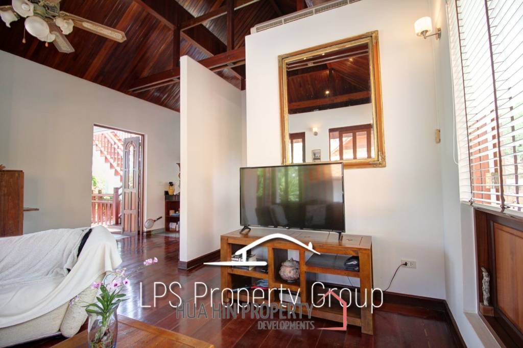 Unique 4 Bed Luxury Villa close to town (Sea Views)