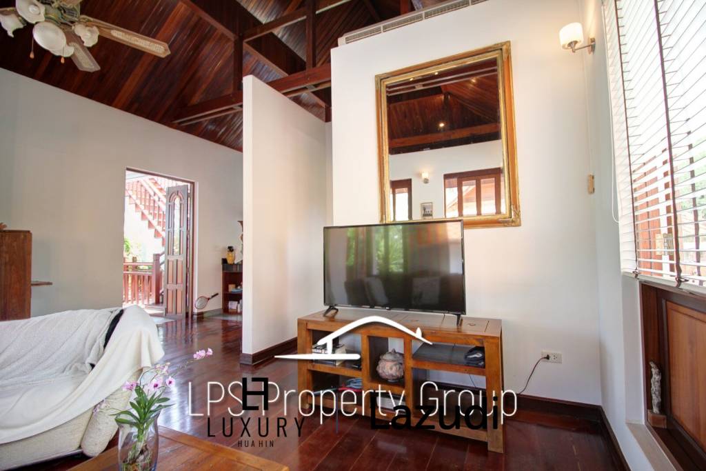 Unique 4 Bed Luxury Villa close to town (Sea Views)