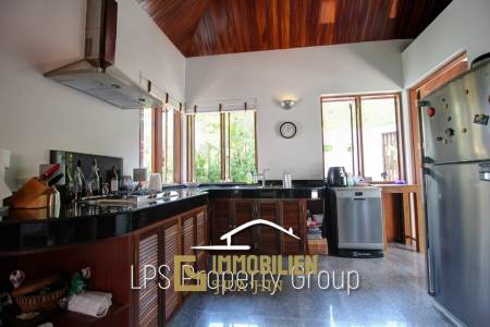 White Lotus 1: Außergewöhnlich und hochwertige 4 Schlafzimmer Villa in Stadtnähe mit Meerblick