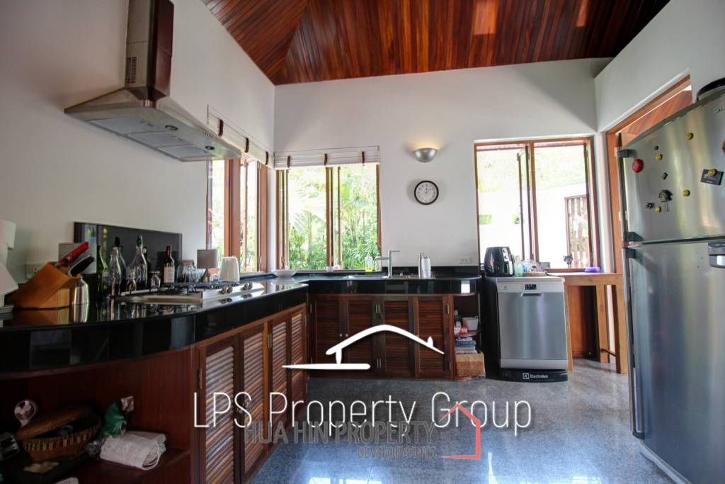 Unique 4 Bed Luxury Villa close to town (Sea Views)