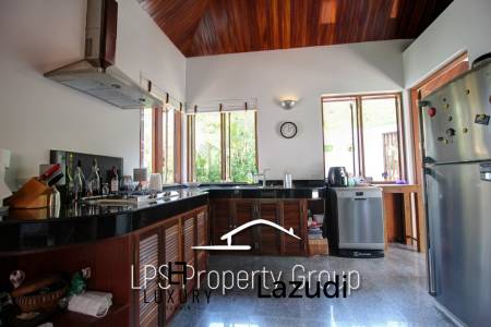 Unique 4 Bed Luxury Villa close to town (Sea Views)