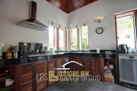 White Lotus 1: Außergewöhnlich und hochwertige 4 Schlafzimmer Villa in Stadtnähe mit Meerblick
