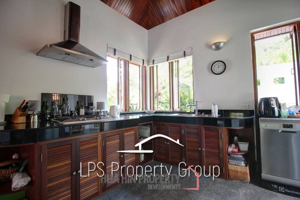 Unique 4 Bed Luxury Villa close to town (Sea Views)