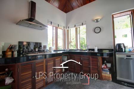 Unique 4 Bed Luxury Villa close to town (Sea Views)