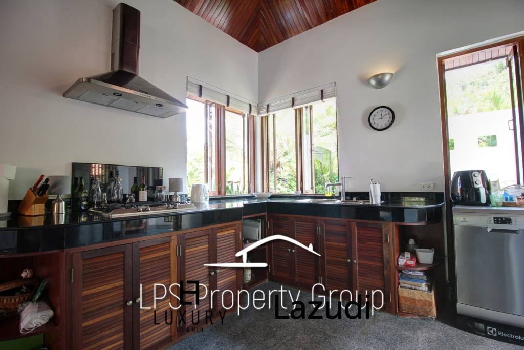 Unique 4 Bed Luxury Villa close to town (Sea Views)